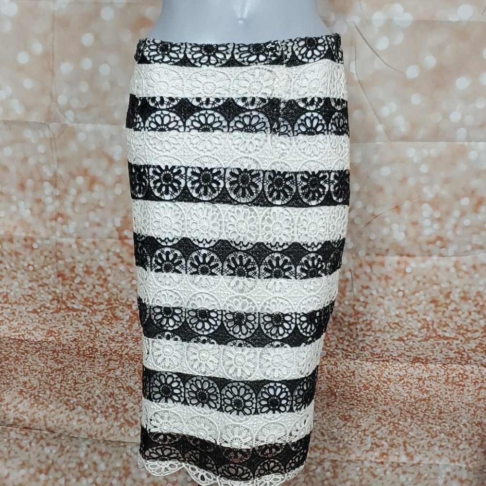 BAR III Black and White Lace Skrit Size Med
